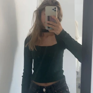 Zara tröja - Superfin zara tröja med chocker. Använd 1 gång. Den finns inte kvar på zaras hemsida längre. Nypris är runt 250kr💕