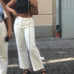 Wide jeans - Vita jeans i storlek M. Två stora fickorna i fram, samt synliga sömmar på hela byxan. Frakt tillkommer