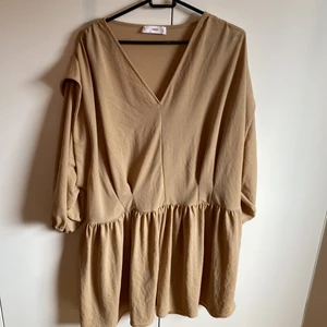 Mango klänning  - Superfin sommar-vår klänning från Mango. Rymlig i stl, M men som XL. Kan användas oversize