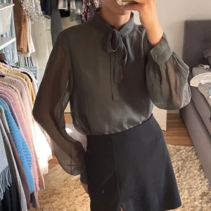 Tröja  - Grå tröja med knytning vid halsen, använd men i bra skicka Säljer då jag inte använder den längre💕