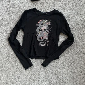 Drak tröja svart  - Storlek s men passar xs 