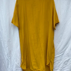 Silkesklänning - Gul klänning med öppen rygg i 100% silke från COS. 