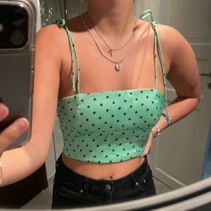 Sommar topp - Super fin grön zara topp, som har skysterbart knyte i armarna. Säljer pågrund av att jag inte använder den, superfina skick