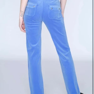 Juicy Couture regatta pant 💙 - Säljer mina så fina juicy byxor i färgen regatta. Denna färg är väldigt eftertraktad. Använda men i ett väldigt fint skick. Kan skicka egna bilder vid önskan. Storlek s! 💙 frakt tillkommer