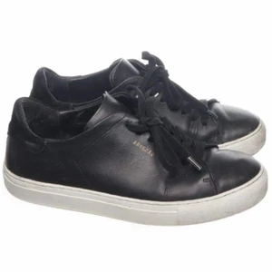 Axel arigato sneakers storlek 38 - Är lite creasade men annars fint skick. 