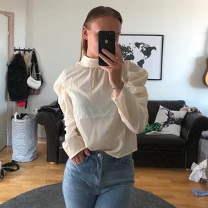 Blus NA-KD stl 32  - Ljusgul blus från NA-KD, aldrig använd och i mycket fint skick. Storlek 32 men passar mig som har 34-36 i vanliga fall :) Köparen står för frakt  