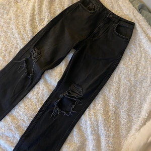 Jeans  - Säljer mina svarta jeans med hål, dom är ifrån Nakd<3 väldigt fint skick på dom, nästan aldrig använt pågrund utav att dom inte är min still på jeans tyvärr.  Hoppas då att ngn annan kan få användning av dessa🥰  Frakt betalar köparen<3