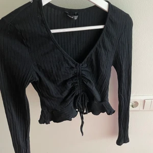 Topp - Svin snygg tröja som bara hänger i garderoben. Är i bra skick. Skriv gärna för fler bilder. Köparen står för frakt