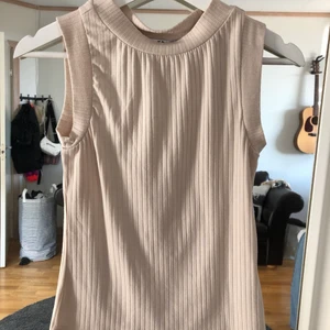 Linne NA-KD - Beiget linne från nakd i stl xxs men är i väldigt stretchigt material så passar mig som vanligtvis har xs-s. Köparen står för frakten men kan också mötas i Kalmar! 