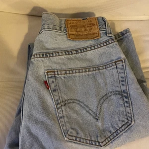 Levis jeans - Säljer ett par vintage levis jeans då de tyvärr är för stora för mig. De är raka i benen och är i bra ”vintage” skick utan hål eller större defekter. Modell: relaxed fit 550  Hör gärna av er om ni har frågor:) tryck inte på köp direkt 