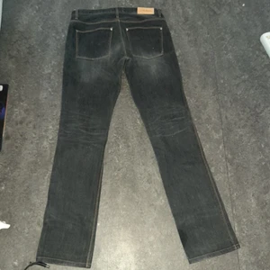 Low waisted Acne Jeans basic dark jeans - Hejj så dett är ett par Acne jeans som e köpt på second hand fast e inte min still knappen på en av fickorna där back har gått av fast det märer man knap-past(lol) Med storlek 32 34 står det på byxorna