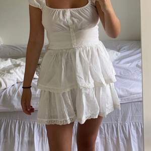 Säljer denna fina vita volang kjol köpt från By Anastasia! Den är använd endast enstaka gånger och passar dem med storlek S! Två första bilderna är mina egna! Frakt tillkommer🫶🏼❤️