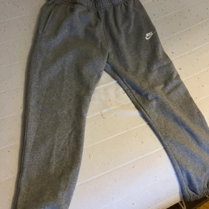 Nike mjukis  - Hej säljer helt nya Nike mjukis i storlek L ny pris på byxan är 500 kr jag säljer de för 300 kr 