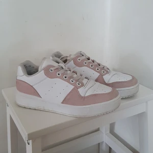 Rosa vita skor - Rosa vita skor i storlek 37, i ganska bra skick (inte använt dom så mycket)
