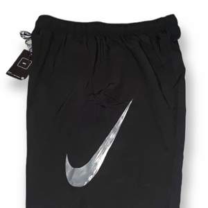 Nya tränings shorts från Nike storlek L Fraktfritt  Ny pris 649KR