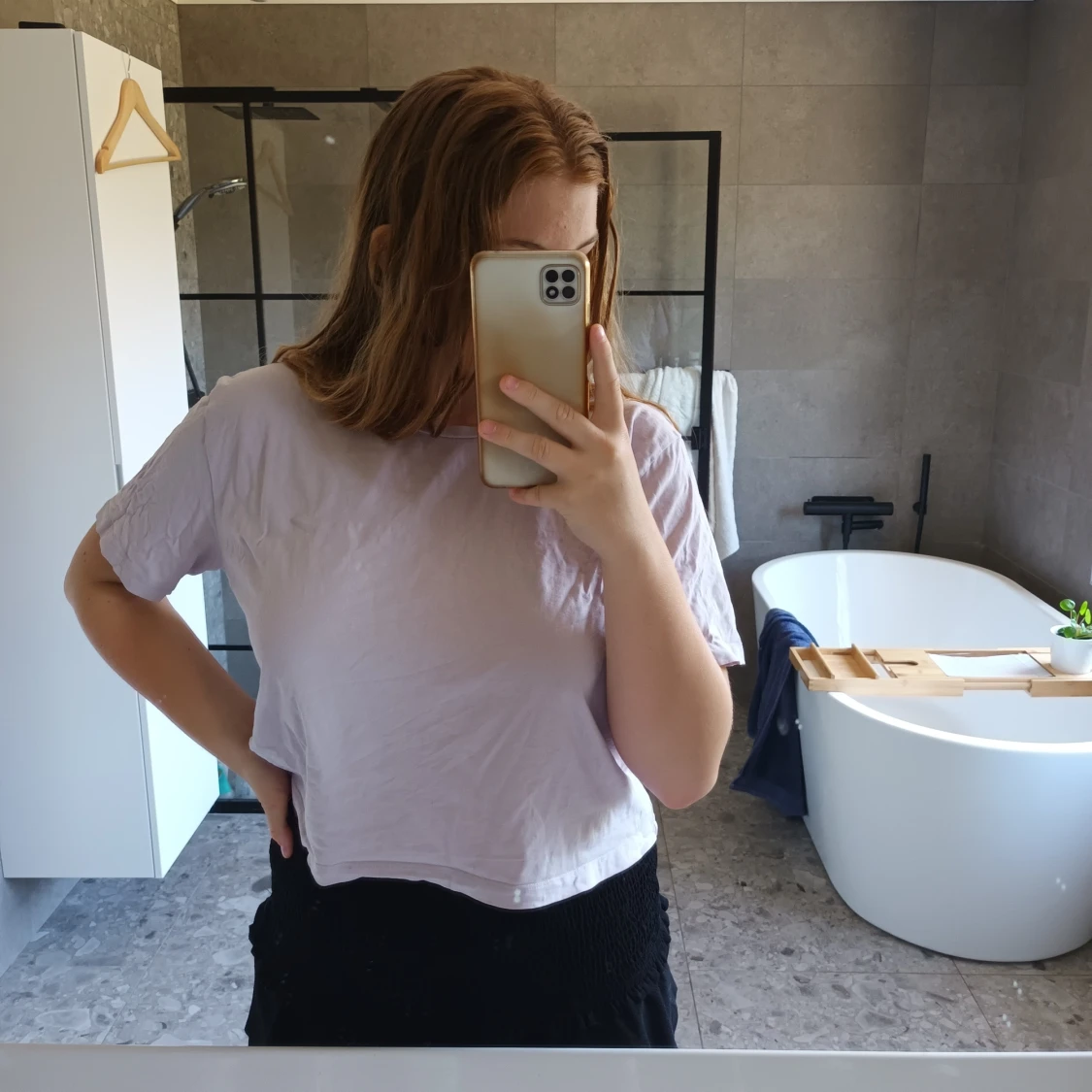 Enkel kort lila tröja