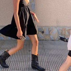 Zara klänning - Säljer en superpopulär klänning från Zara som såldes förra året. Så snygg o passar till alla tillfällen!