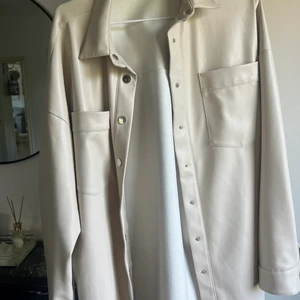 Skinnskjorta/jacka - Beige Skinnskjorta från Nelly. Strl 38. Använd en gång 