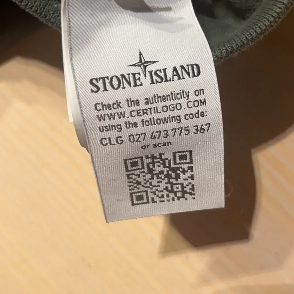 Säljer min snygga Stone Island tröja i grön färg. Köptes på NK för cirka 2 år sedan för 2900kr. Den är knappt använd  Storlek- Medium. Hoodies.