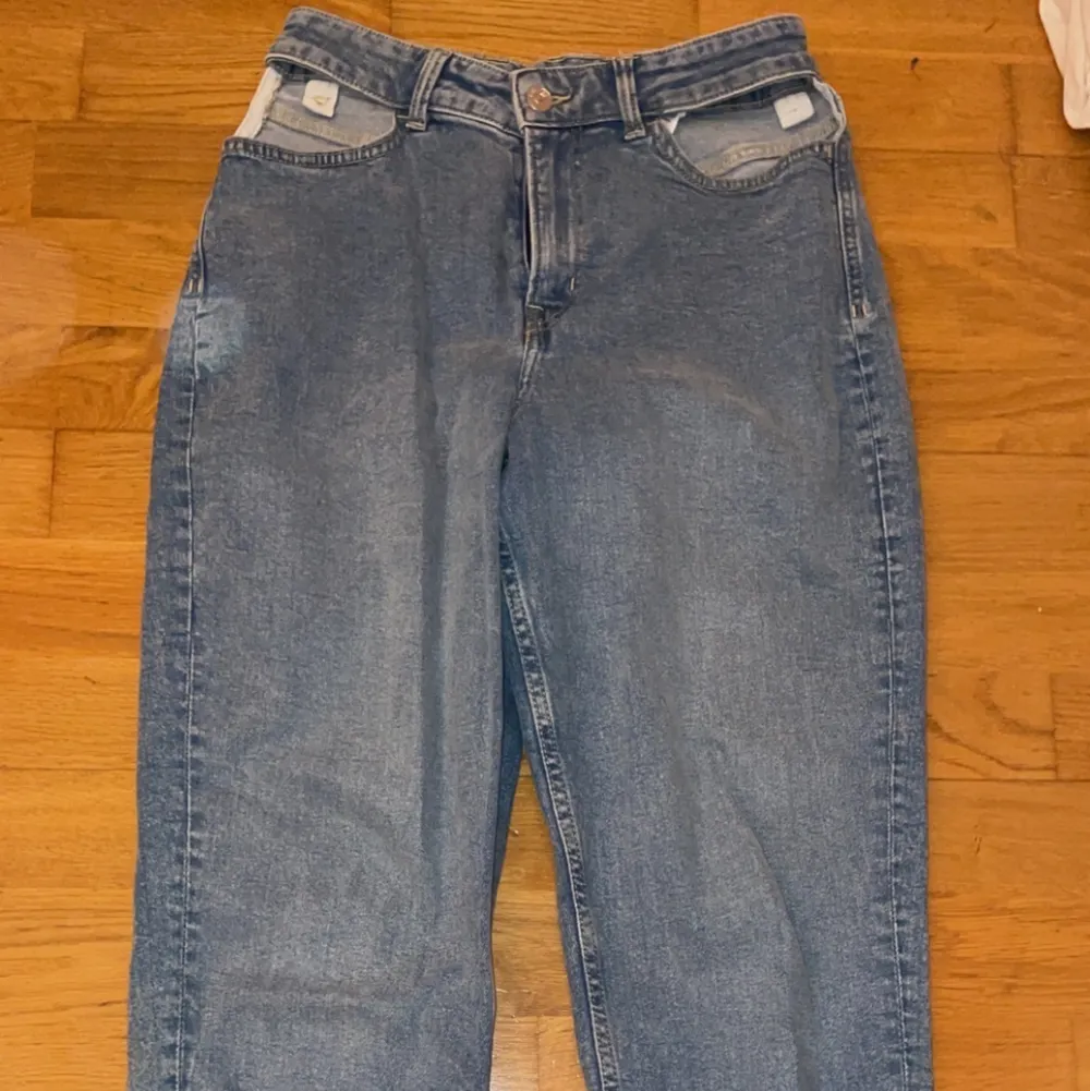 Blåa lite luftigare jeans, bra skick. Jeans & Byxor.