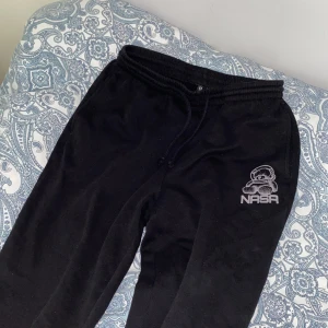 mjukisbyxor - säljer ett par svarta mjukisbyxor i storlek S! 30kr + frakt 39kr = 69kr 🤍 kan även skicka bilder med byxorna på om så önskas! 