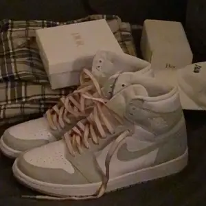 intressekoll på mina seafoam high jordan 1s. används inte längre pga ej min stil. kan tänka sälja för ca 1200kr eller lite lägre vid snabb affär. saknar de vita snöret men kan försöka leta upp de? såklart äkta, men fick dessa på min födelsedag ❤️ 