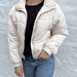 Puffjacka - En puffig jacka i beige färg. Nytt skick. 