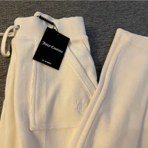 Vita juicy  - Vita juicy byxor, vill någon byta vita mot vita i s, detta är xs eller om ni har någon annan färg. Eller om ni vill köpa! 💕