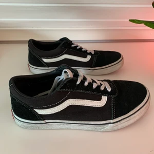 Vans strl 37, nypris 449kr - Säljer mina knappt använda vans skor i modellen ”J Ward”. Finns inga skador på skorna och dem är i superfint skick! Vill bara bli av med dom så priset är ej hugget i sten. Hör av er för fler bilder eller om undrar nåt!💓 Nypris: 449kr