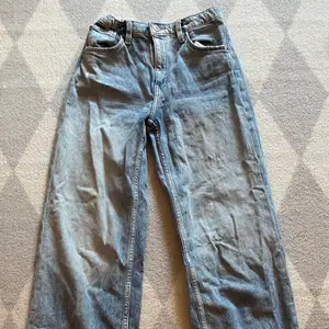 Vida jeans med jättefin färg. Små fläckar på som jag kan skicka bild på om man vill se. 