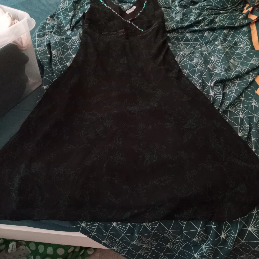 Fin svart klänning med gröna detaljer och paljetter, testad en gång. Alldeles för stor. Inga skönhetsfläckar. Som ny.. Klänningar.