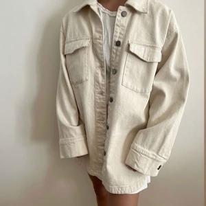 Lindex jeansjacka - Krämvit jeansjacka från Lindex, använd en gång🤍storlek: XS. Frakt ingår i priset✨266kr