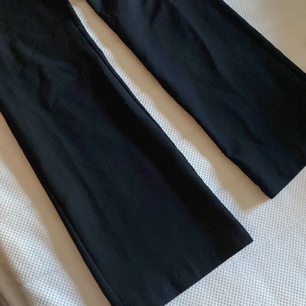 Svarta kostymbyxor i strl 34 från bikbok, oanvända. Köpt för 399kr, är nästan lågmidjade. Jättebra material och väldigt fina.. Kostymer.