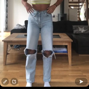 90 High Waist jeans  - Köpta i januari 2021 använts ganska mycket men i väldigt fin skick.  Från gina tricot köptes för 600. Är själv 173 och de sitter precis över skorna.
