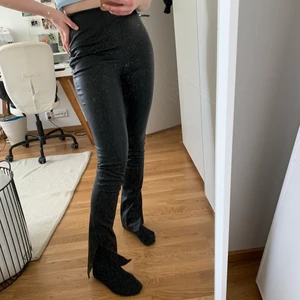 Byxor i skinnimitation - Byxor från NAKD strl 38