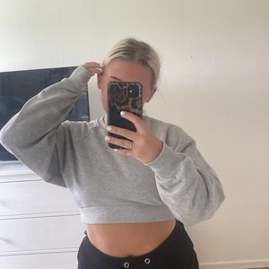 sweatshirt  - säljer en grå sweatshirt då jag aldrig använt den. den är lite kortare som man ser på bilden, väldigt skön. passar även en s. köparen står för frakten!💓