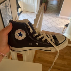 Blå converse - Blå converse nästan oanvända. Ena har blekts av solen lite mer än den andra så den är lite ljusare, men det är ingenting  man tänker på. Säljer då de inte passar mig💙