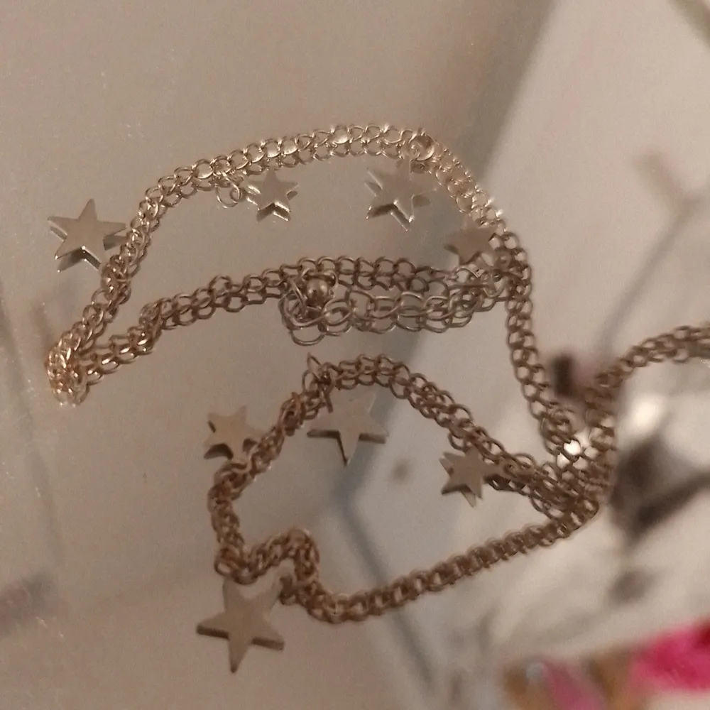 Lite mer kristallsmycken och ett sjärnhalsband! För ett kristallarmband 25, ringarna 15 och halsbandet 20!! För info skriv o fråga. Accessoarer.