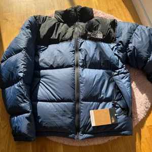 The North Face jacka - En helt ny The north face jacka. Fick den en veckan sen men den e för stor för mig. Jackan är inte ens använt och den e väldigt bra stick. Passar för båda tjejer och killar.Den är i färgen Shady blue.Skriv gärna vid frågor eller för flera bilder 💓
