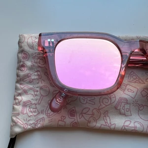 Chimi solglasögonen  - Säljer mina rosa chimisolglasögon i bra skick!
