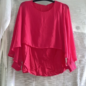 Blus - Stark rosa tröja, aldrig använd(prislapp kvar) armarna är luftiga (svårt att ta kort på ber om ursäkt) dam tröja i storlek S inga anmärkningar vad jag vet 
