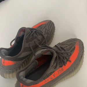 Yeezy boost 350 - Yeezy Boost 350 V2 Beluga Som är väldigt fint skick, strl 44. Skorna går för 3000 så säljer för 1250👟👟