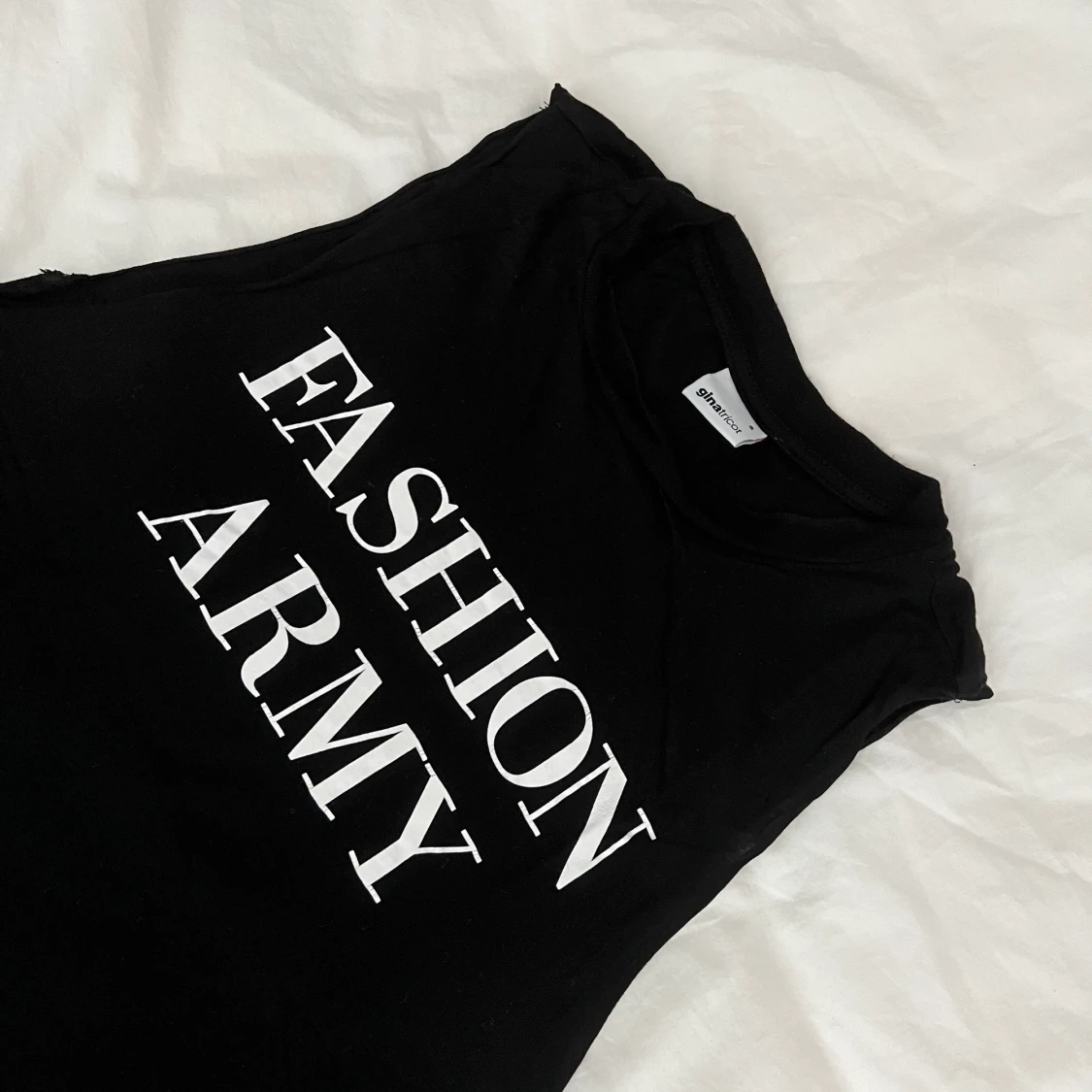 Gina Tricot | Svart topp ’Fashion Army’