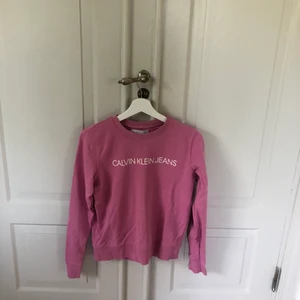 Calvin Klein tröja - En rosa Calvin Klein tröja! Det är tre små hål på ena ärmen som ni ser i bild 3! Annars fint skick! Storlek Xs men ganska liten! Frakten är 66kr så 200+66=266kr! 
