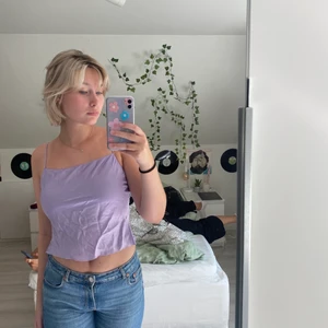 lila linne  - jättefint silkes linne från &otherstories, knappt använd. den är lite för liten för mig så den ser lite tight ut, den ska egentligen sitta lite lösare. 💕💕