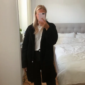 Teddyjacka - Supermysig teddyjacka som är perfekt till hösten!🖤 Från Urban Classics, strS. Köpt för 350kr. Betalning via swish och köparen står för frakten!🫶🏼