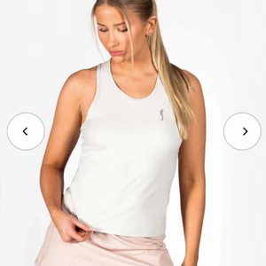 Träningslinne, ljusgrå - Säljer detta jätte bekväma och snygga träningslinne fråm rs då den inte kommer till användning! Nyskick och endast använt 2 gånger💕Är i strl S men i och med lös passform så passar även S (jag har S)