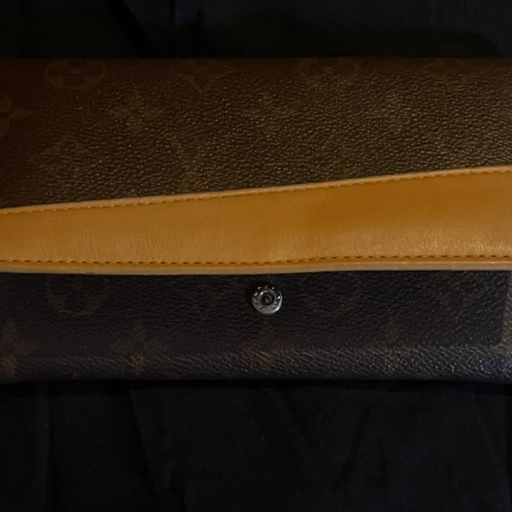 En vintage Lv purse, Ingen anning om den är äkta, köpt secondhand i bra skick för 350 i Stockholm, säljs för 170 ( pris kan diskuteras ) och självklart står köparen för frakten🤎. Väskor.