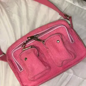 Säljer min oanvända nonoo väska, i en rosa färg! Bra skick och köpt för 1100kr!