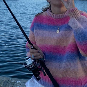 Färgglad stickad - Perfekta stickade tröjan i superfint skick! 150kr ink. Frakt 💖